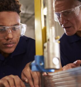 Hommes travaillant en espace fablab