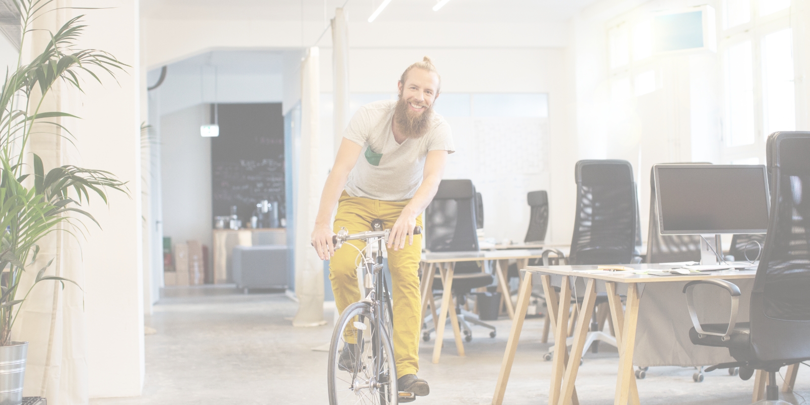 Homme faisant du vélo dans des bureaux
