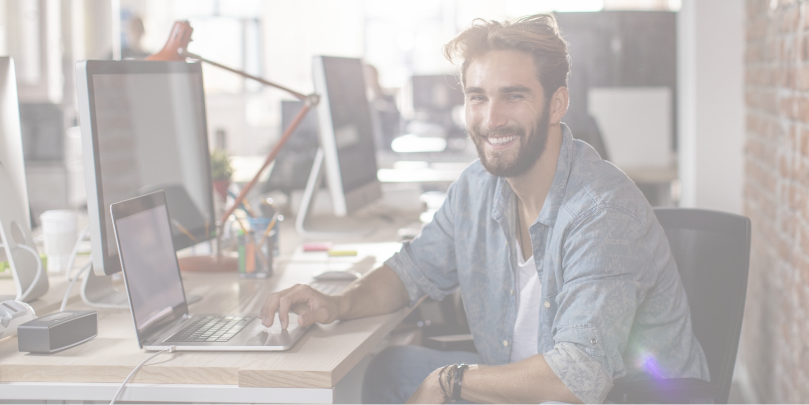 Homme souriant travaillant en open space