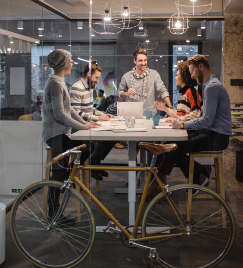 espace de coworking avec un groupe de jeunes qui travaille